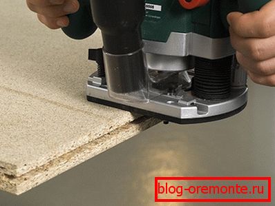 Making a groove using a router installation of interior sliding doors