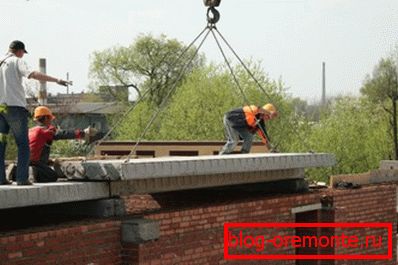 Installing the floor slab with a crane