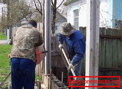 Installation of pillars with grooves for concrete slabs