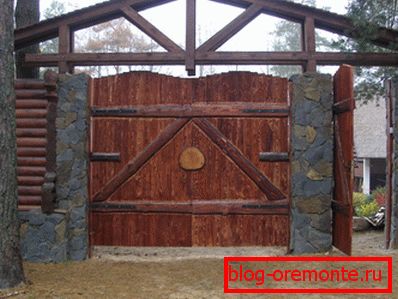 Installation of gate leaves and gates on stone pillars Installation of gate leaves and gates on stone pillars