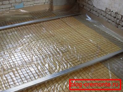 The device of the concrete floor and screed includes reinforcement The device of the concrete floor and screed includes reinforcement