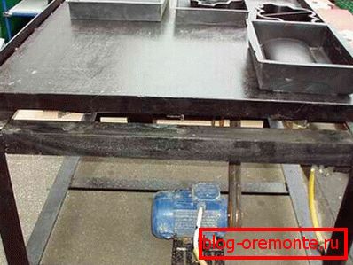 Vibrotable with forms for concrete Vibrotable with forms for concrete