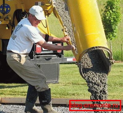 The small fraction is visible - crushed stone for concrete must be of a certain size. The small fraction is visible - crushed stone for concrete must be of a certain size.