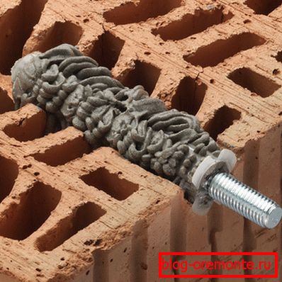 This is how the fastener is held in the brick (in this image is a cut) This is how the fastener is held in the brick (in this image is a cut)