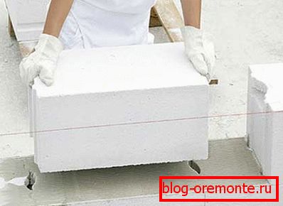 Construction of masonry with glue
