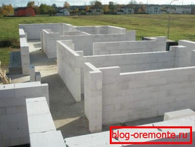 The construction of walls of cellular concrete. The construction of walls of cellular concrete.