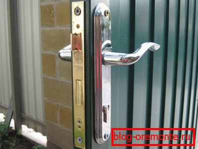Simple mechanical lock wicket lock