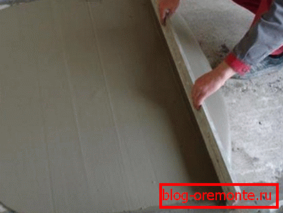 Leveling the concrete layer with the rule Leveling the concrete layer with the rule
