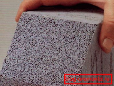 Looking at this photo, you can see how porous its structure is. This allows you to keep warm well.