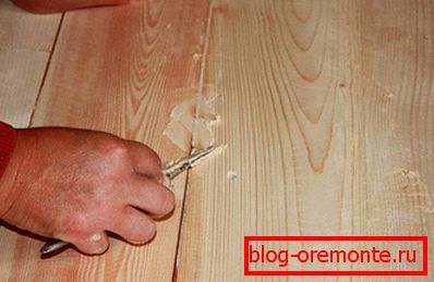 Seal cracks in the wooden floor