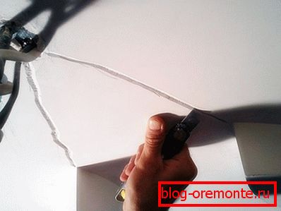 Clearing cracks in reinforced concrete ceilings Clearing cracks in reinforced concrete ceilings