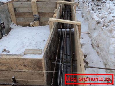 Do not pour mortar into formwork during heavy snow and heavy rains.