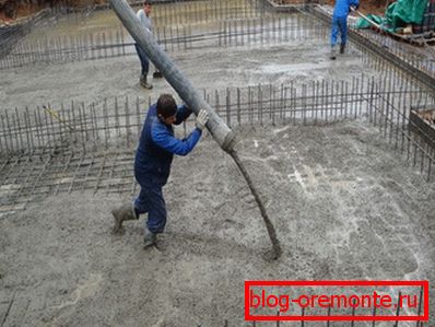 Pouring concrete in monolithic construction Pouring concrete in monolithic construction