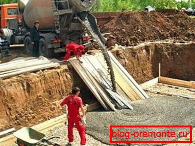 Filling of the base with imported concrete Filling of the base with imported concrete