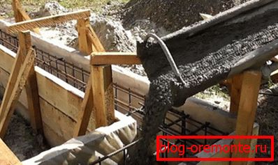 Foundation casting with heavy concrete mortar Foundation casting with heavy concrete mortar
