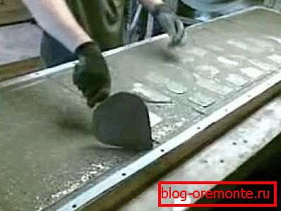 Pouring the solution into the mold