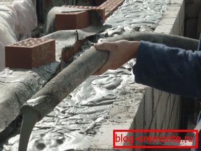 Filling walls with foam concrete in silicate brick formwork Filling walls with foam concrete in silicate brick formwork