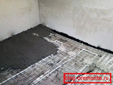 Filling of a heat-insulated floor from polypropylene pipes