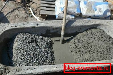 Concrete kneading by hand. Concrete kneading by hand.
