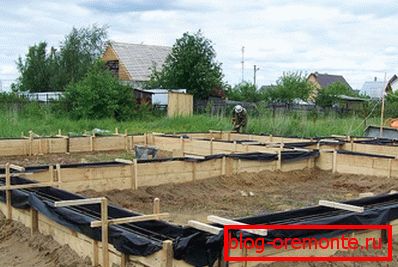 Pre-laid film will subsequently serve as an excellent waterproofing of the lower part of the foundation. Pre-laid film will subsequently serve as an excellent waterproofing of the lower part of the foundation.