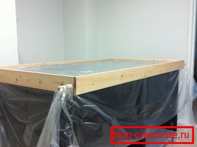 We cover the formwork with a film. We cover the formwork with a film.