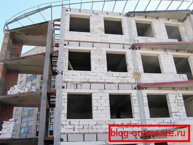 Building made of aerated concrete blocks