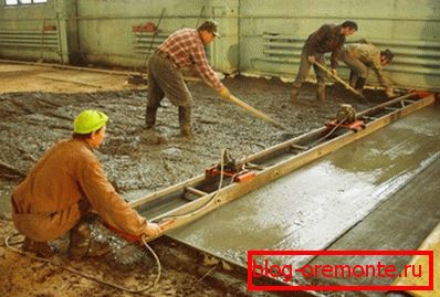 Here we see the use of surface vibration when laying the floor screed.
