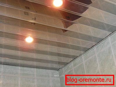 Mirrored ceilings in the bathroom