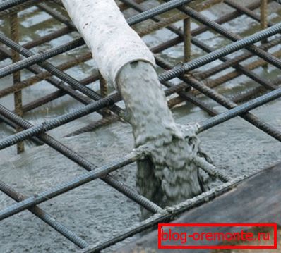 Liquid concrete is supplied by a special pump. Liquid concrete is supplied by a special pump.